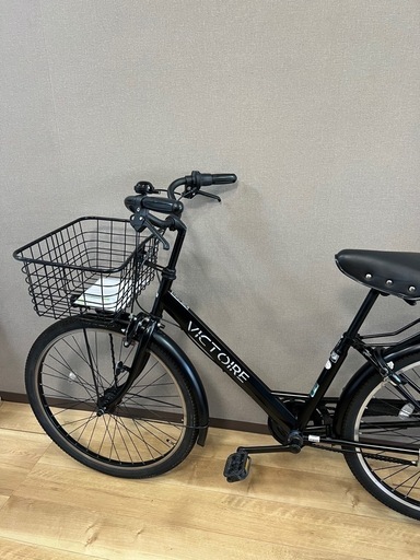 VICTOIREの6段変速自転車です。 2024年11月に新品で購入し、新品価格は約30,000円でした。 まだとても綺麗な状態です。