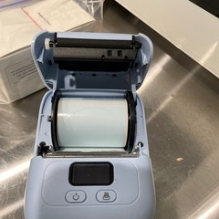 ラベルプリンターと専用シール
の画像