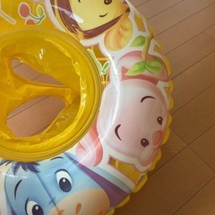浮き輪、足を入れるタイプの浮き輪、プーさん柄、イエローの画像