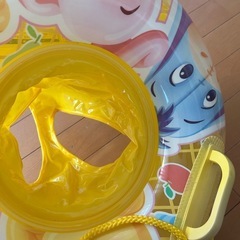 浮き輪、足を入れるタイプの浮き輪、プーさん柄、イエローの画像