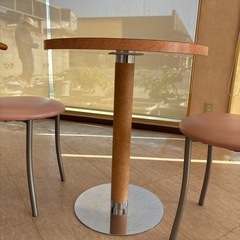 店舗用テーブル&椅子が2脚のセットの画像