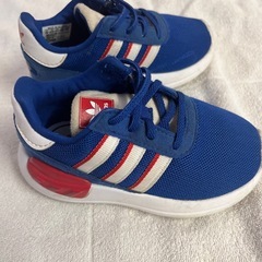 adidasキッズシューズの画像