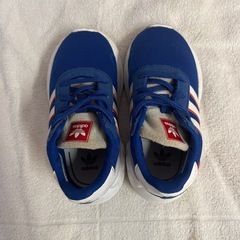 adidasキッズシューズの画像