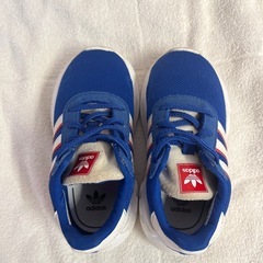adidasキッズシューズの画像