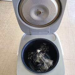 J1151 【リユースのサカイ柏店】 YAMAZEN　ヤマゼン　3合炊きマイコン炊飯ジャー　YJB-300　ホワイト　 2022年製　クリーニング済みの画像