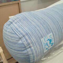 ★ 新品❗  抱き枕   円形  筒型   ブルーホワイト  ひんやり  北九州店舗店頭販売のみの画像