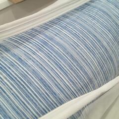 ★ 新品❗  抱き枕   円形  筒型   ブルーホワイト  ひんやり  北九州店舗店頭販売のみの画像