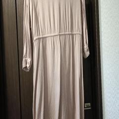 ピンクベージュ ワンピースの画像