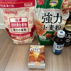 ブラックコーヒーとパン作りの材料の画像