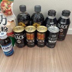 ブラックコーヒーとパン作りの材料の画像