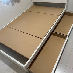 セミダブルベッドフレーム　ホワイト　白　コンセント付きの画像