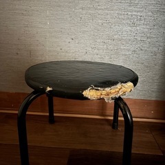 低めの椅子の画像