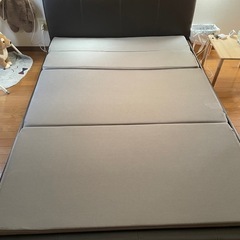 ダブルベッド&三つ折りマットレスの画像