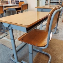 小学生向け机と椅子のセット（高さ調節可能）の画像