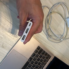 MacBook Air（2020年モデル）画面不良／アダプター・ケーブル付きの画像
