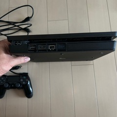 PS4本体1TB＋おまけソフト1本の画像