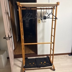 木製のハンガーラック（コートラック）の画像