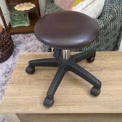 昇降できる椅子の画像