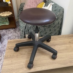 昇降できる椅子の画像