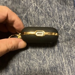 ブルートゥースイヤホンカバー付ブラック✖️ゴールドカラビナ付の画像