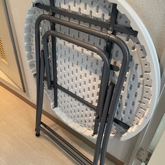 折りたたみ円形テーブルの画像