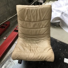 ラスト1台【中古】クッションソファー（天然木製／1人掛けハイバックチェア）現地販売中！の画像