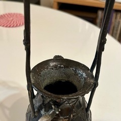 取っ手のついた金属製のおしゃれな花瓶の画像