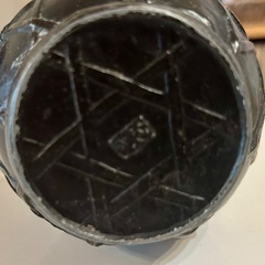 取っ手のついた金属製のおしゃれな花瓶の画像
