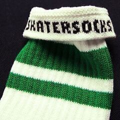(3959) SkaterSocks ロングソックス 靴下 男女兼用 ソックス スケート スケボー チューブソックス Knee high White tube socks with Green stripes style 3 (22インチ) SKATE SK8の画像