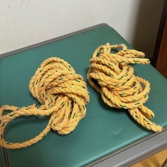 机、椅子、ロープの画像