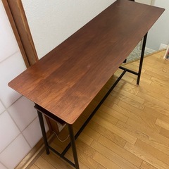 細長いテーブルの画像
