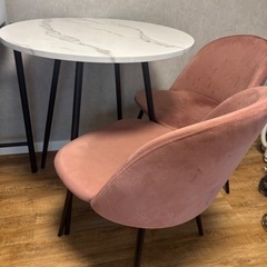 大理石柄円形ダイニングテーブルの画像