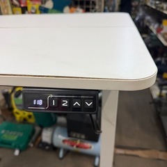 電動昇降デスク　テーブル　高さが73cmー118cmまで変えられますの画像