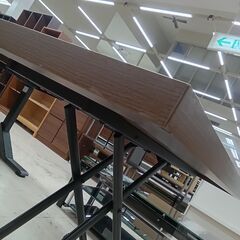 リユースのサカイ栃木店★ジモティ割あり★  昇降式テーブル ブラウン W120.5×D80.6×H～70.2 クリーニング済み TC9930の画像