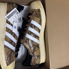 adidasスニーカーの画像