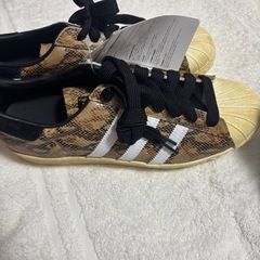adidasスニーカーの画像