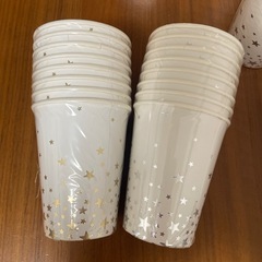 ペーパーナプキン、ストロー、紙コップのセットの画像