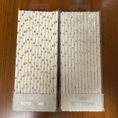 ペーパーナプキン、ストロー、紙コップのセットの画像