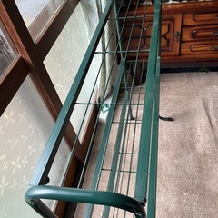 緑の花台　棚の画像
