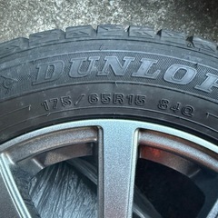 スタッドレスタイヤ　ダンロップ　175/65R15 の画像