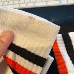 (4915-B) SkaterSocks (スケーターソックス) ロングソックス 靴下 男女兼用 ソックス チューブソックス Knee high White tube sock with Black-Orange style 4 (22インチ) スケボー SK8 SKATEの画像