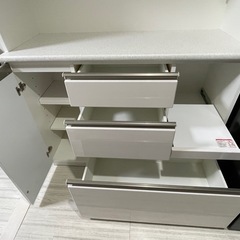 新品同様 ニトリ アルミナ2 120KBWH　 食器棚 キッチン収納 レンジ台 ガラス扉 ホワイト キッチンボード キッチンキャビネット 家具 中古家具 キッチンラック 収納棚 白 清潔感 引き出しの画像