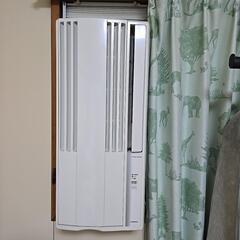 窓枠エアコンと食器類の画像
