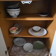 窓枠エアコンと食器類の画像