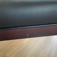 革のベンチの画像