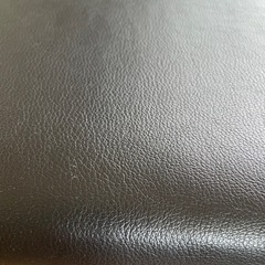 革のベンチの画像