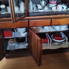 0円食器棚　中に入っている食器も必要なら全部無料の画像