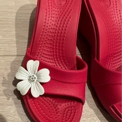 ピンクで可愛いクロックス ササリー w5 ヒールサンダル 美品✨の画像