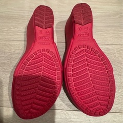 ピンクで可愛いクロックス ササリー w5 ヒールサンダル 美品✨の画像