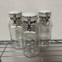 取りに来てくれる方あげます　セラーメイト　調味料びん、生野菜保存ケースの画像